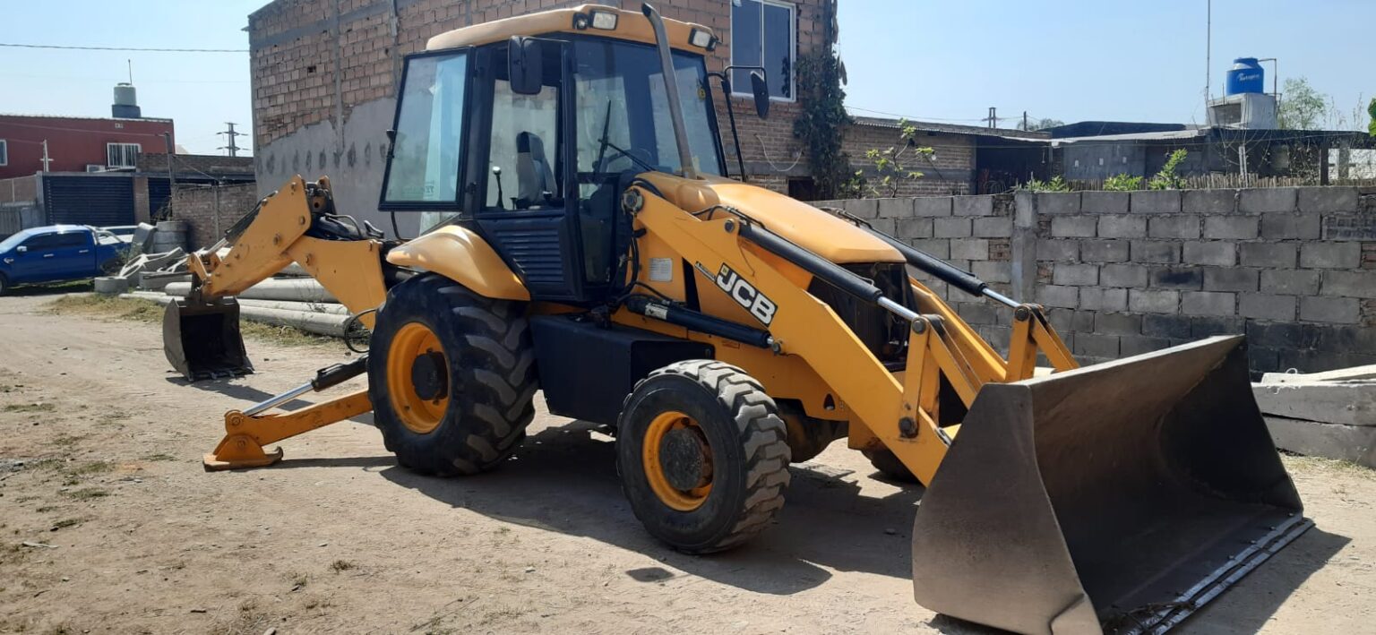 Retroexcavadora JCB para movimiento de suelo