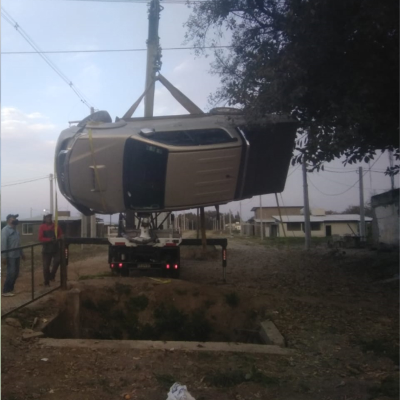 Hidrogrúa en maniobra de trabajo en campo